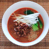 肉味噌とごまがのった担々麺の写真