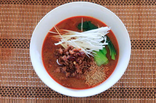 肉味噌とごまがのった担々麺の写真