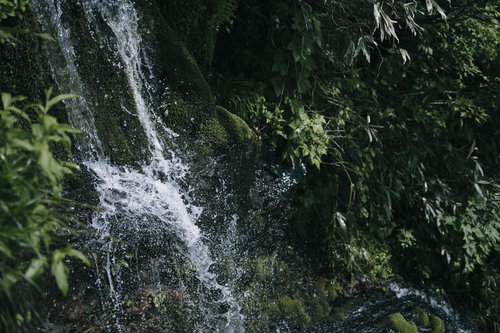高妻山の一不動で岩に打ち付ける冷たい流水と水飛沫