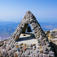 岩木山山頂の石積みの碑と鐘、津軽富士の頂上からの眺望の写真