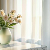 窓辺の花瓶に生けた白い花の写真