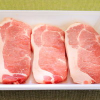 トレーに並んだ厚切り豚ロース肉の写真