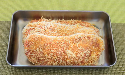 パン粉をまぶした揚げる前のとんかつの写真