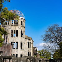 広島平和記念公園の青空と原爆ドーム - 世界遺産の歴史的建造物の写真