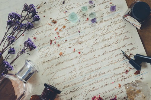 カリグラフィーペンとドライフラワーで彩るレター