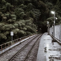 三江線・宇都井駅の無人駅ホーム（廃線）の線路と街灯の写真