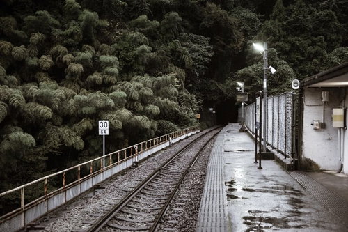 三江線・宇都井駅の無人駅ホーム（廃線）の線路と街灯