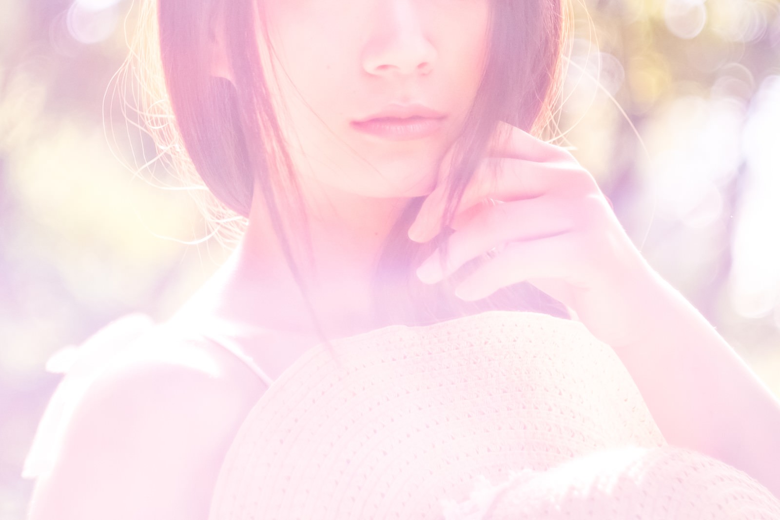 パステル色の光に包まれた女性の柔らかな口元