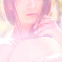 淡いパステル色に包まれた女性の柔らかな口元の写真