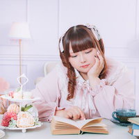 読書しながらティータイム中のぽちゃかわ女子の写真