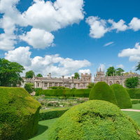 スードリー城の歴史ある庭園と城の全景、イギリスの建築美の写真