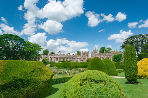 スードリー城の歴史ある庭園と城の全景、イギリスの建築美