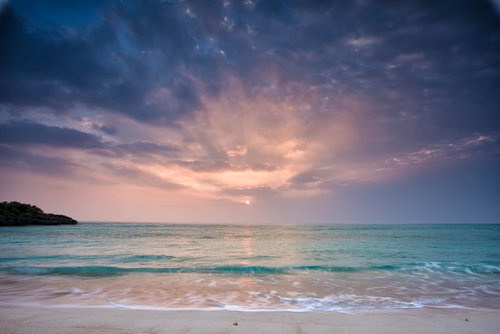 ヨロン（与論島）の夜明け、エメラルドグリーンに染まる波打ち際