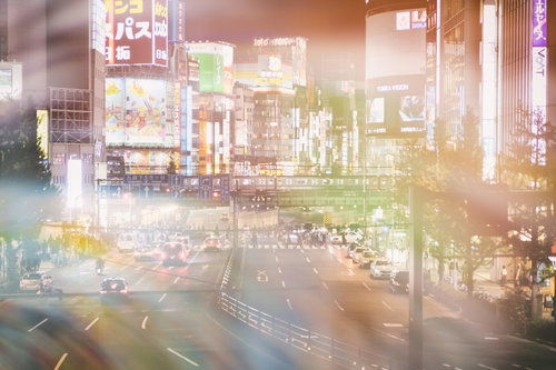 新宿大ガード越しに見る繁華街のネオン、フォトモンタージュで重なる夜景