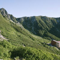 千畳敷カールと木曽駒ヶ岳のロープウェイ山頂駅の写真