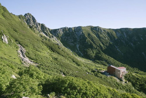 千畳敷カールと木曽駒ヶ岳のロープウェイ山頂駅