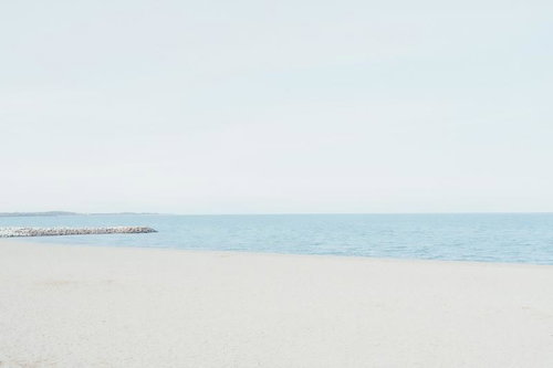 三重県伊勢市二見興玉神社からの海岸風景と沖合の防波堤