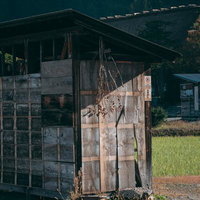 白川郷の古びた木造納屋と農村風景、合掌造りの伝統建築の写真