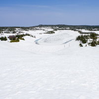 竜の瞳が目覚める前の八幡平の雪の稜線と冬山の風景の写真