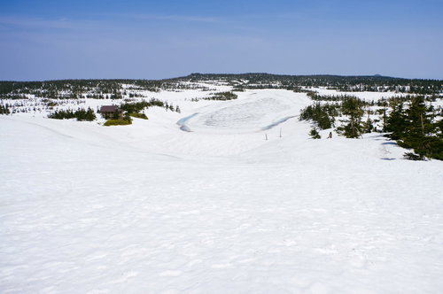 竜の瞳が目覚める前の八幡平の雪の稜線と冬山の風景