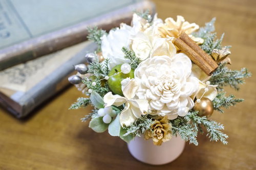 ピンクの器に飾るクリスマスフラワーアレンジメント