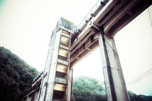 天空の駅・宇津井駅を下から見上げた高い橋脚と線路（廃線）