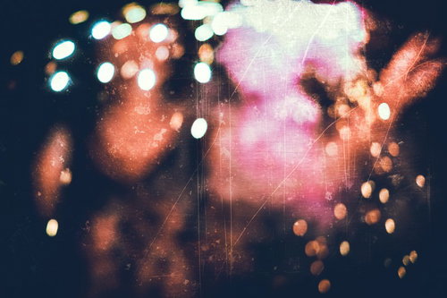 夏の花火が散る玉ボケ味のノイズ背景