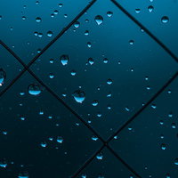 窓ガラスに付着した雨の水滴の写真
