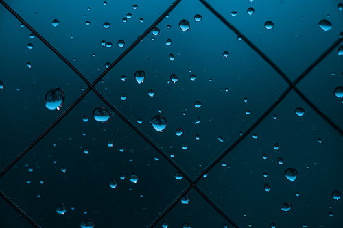 窓ガラスに付着した雨の水滴