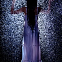 豪雨の中で叫ぶ女性のシルエット「Free your mind」の写真