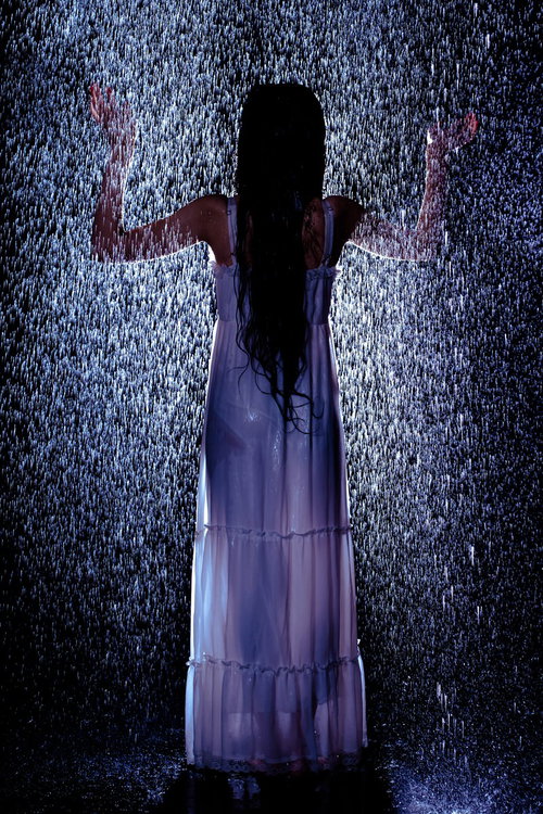 豪雨の中で叫ぶ女性のシルエット「Free your mind」