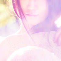 夏のパステルカラーに包まれた女性の口元と肌の写真