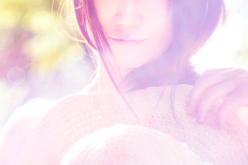 夏のパステルカラーに包まれた女性の口元と肌