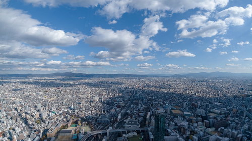 あべのハルカスから見下ろす街並みと雲の影が映る都市景観