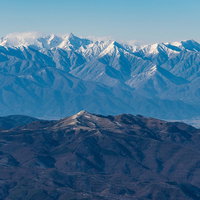 冬の蓼科山から望む霧ヶ峰と槍穂高連峰の雪景色の写真