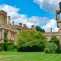 歴史あるスードリー城の庭園と外観、イギリスの石造り建築の写真