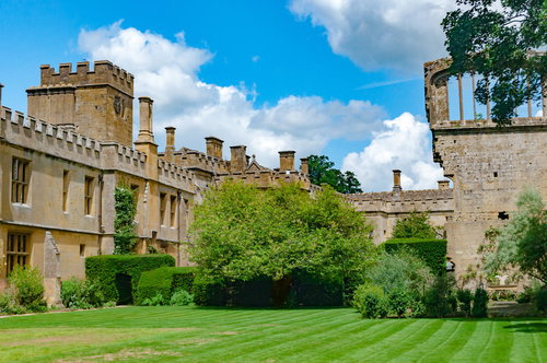 歴史あるスードリー城の庭園と外観、イギリスの石造り建築