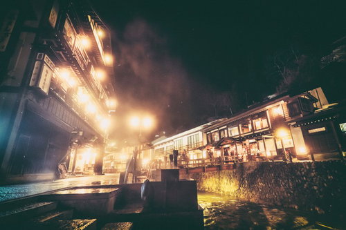温泉の湯気とガス灯のあかりが灯る銀山温泉の夜景