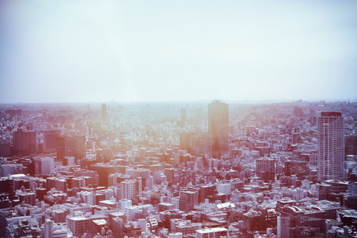 光源に包まれた町並みを俯瞰する住宅街とビルの市街地