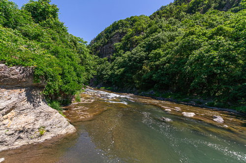 依田川の飛魚が舞う仙ヶ淵、清流と岩場の景勝地