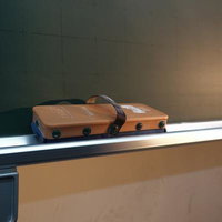 教室の窓辺に置かれた黒板消しとチョークの写真