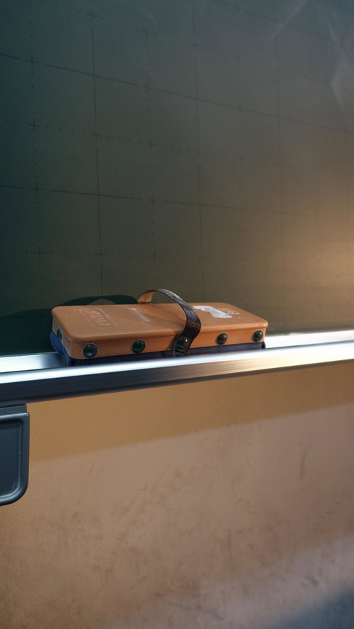 教室の窓辺に置かれた黒板消しとチョーク