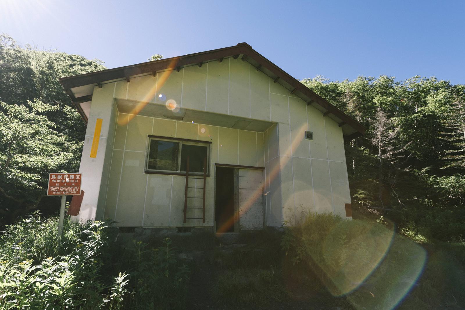 樹林に囲まれた日光白根山の白根山避難小屋