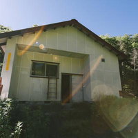 白根山避難小屋と樹林に囲まれた山道の登山風景の写真