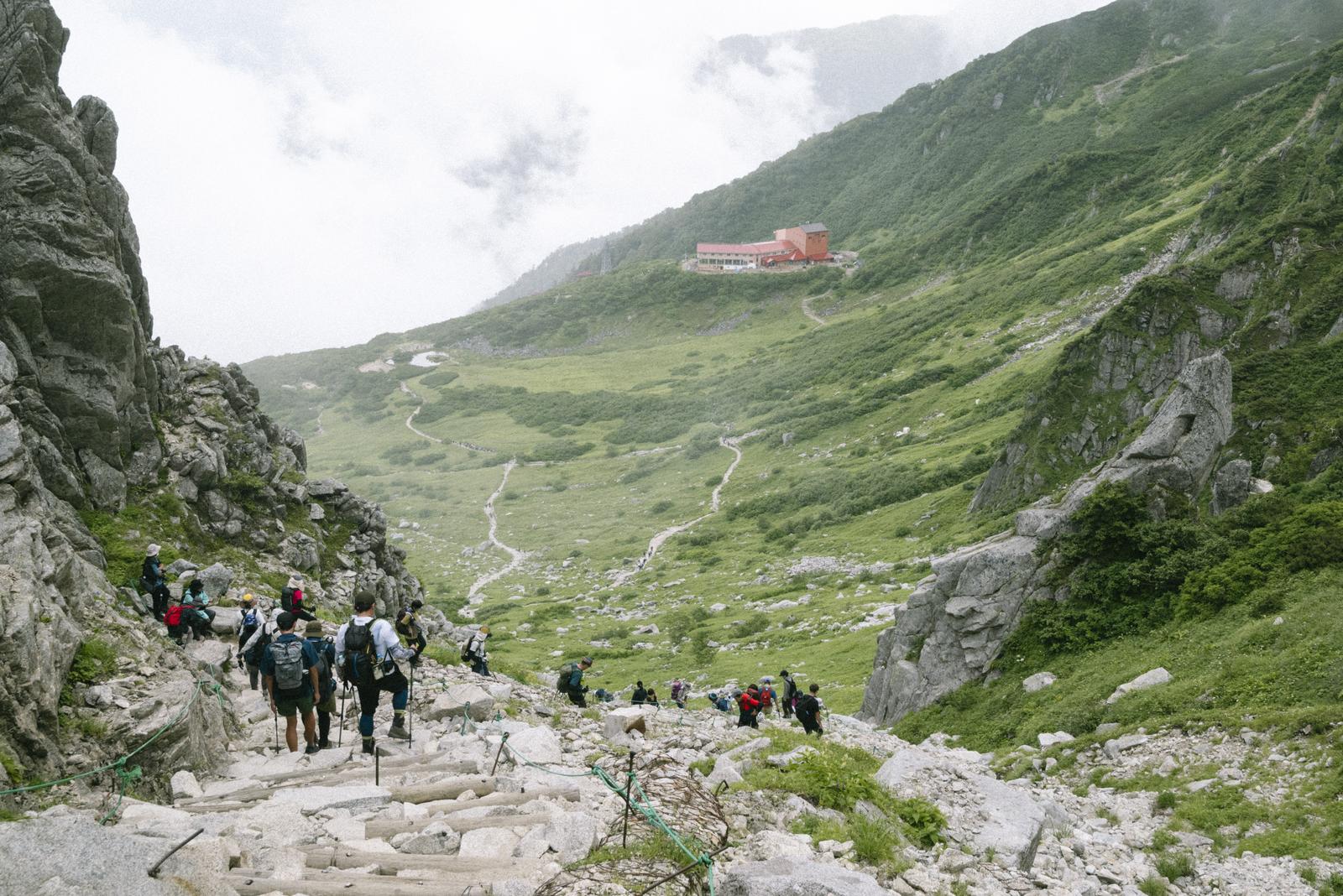 千畳敷カールを下山する登山者たち