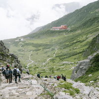千畳敷カールを下山する登山者たち～木曽駒ヶ岳の登山道の写真