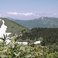 八甲田山から櫛ヶ峰方面を眺める残雪の山々の写真