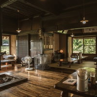 鏡野町の古民家レストランいっぷく亭内の囲炉裏と木製テーブルの写真