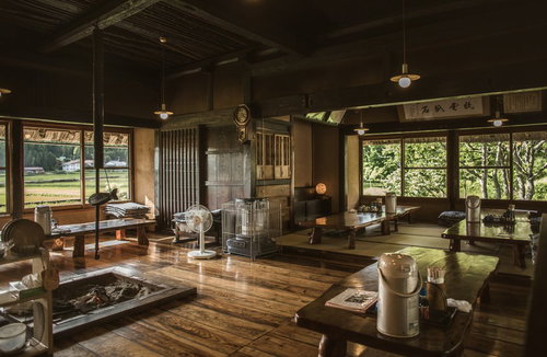 鏡野町の古民家レストランいっぷく亭内の囲炉裏と木製テーブル