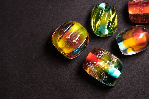 色とりどりの模様が並ぶとんぼ玉のビーズ、ガラス細工